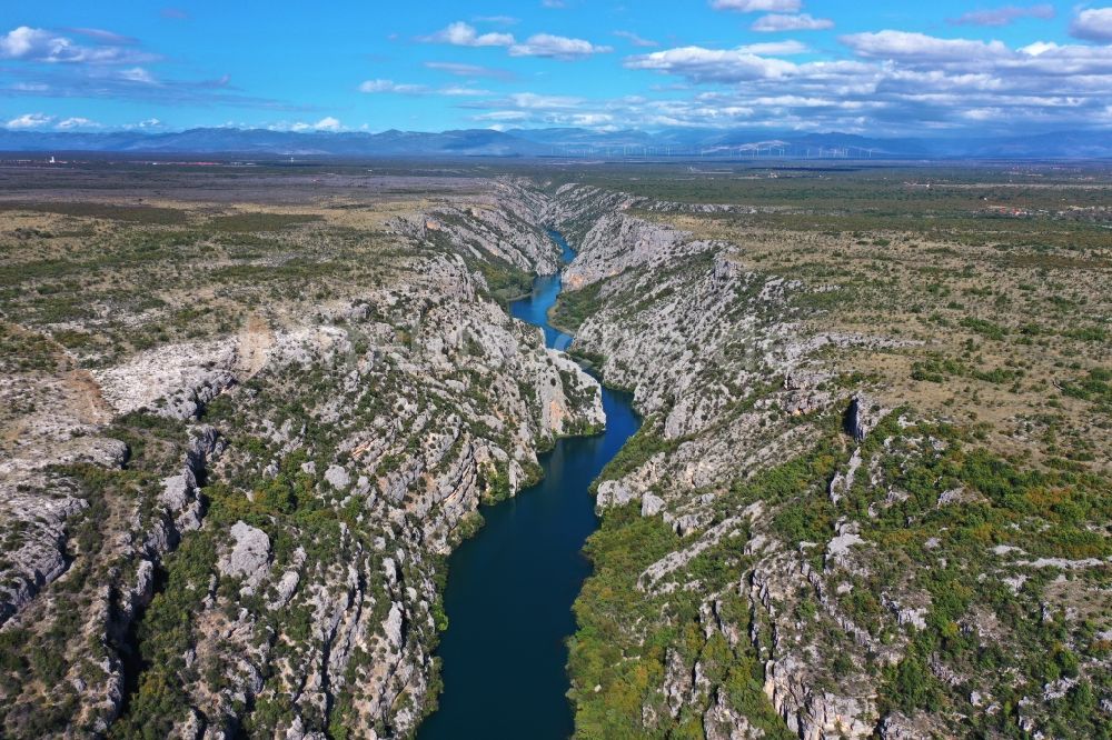 Luftaufnahme Bogatic - Von Bergen umsäumte Tallandschaft in Bogatic in Sibensko-kninska zupanija, Kroatien