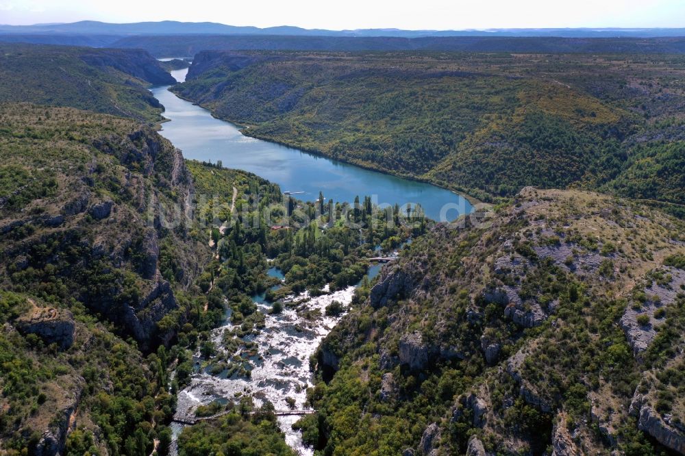 Bogatic von oben - Von Bergen umsäumte Tallandschaft in Bogatic in Sibensko-kninska zupanija, Kroatien