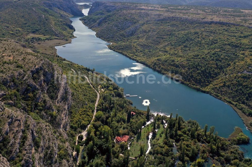 Bogatic aus der Vogelperspektive: Von Bergen umsäumte Tallandschaft in Bogatic in Sibensko-kninska zupanija, Kroatien