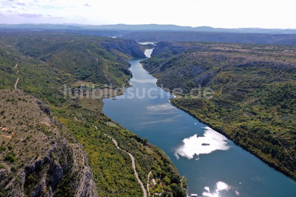 Luftbild Bogatic - Von Bergen umsäumte Tallandschaft in Bogatic in Sibensko-kninska zupanija, Kroatien