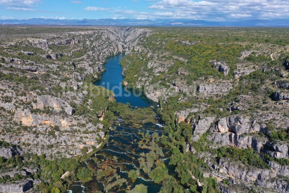 Luftaufnahme Bogatic - Von Bergen umsäumte Tallandschaft in Bogatic in Sibensko-kninska zupanija, Kroatien