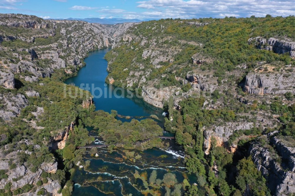 Bogatic von oben - Von Bergen umsäumte Tallandschaft in Bogatic in Sibensko-kninska zupanija, Kroatien
