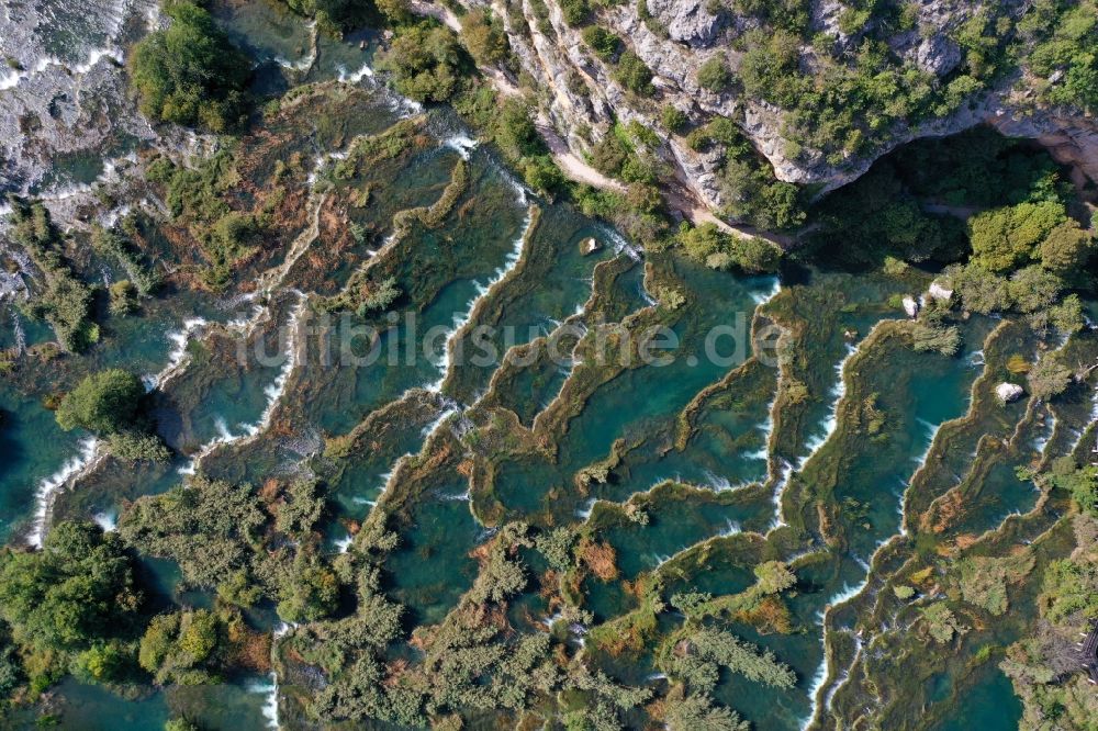Luftbild Bogatic - Von Bergen umsäumte Tallandschaft in Bogatic in Sibensko-kninska zupanija, Kroatien