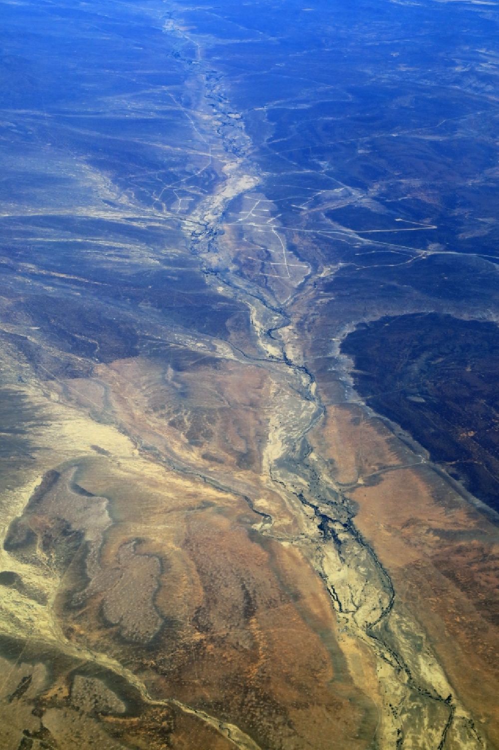 Breede River DC von oben - Von Bergen umsäumte Tallandschaft in Breede River DC in der Provinz Westkap, Südafrika