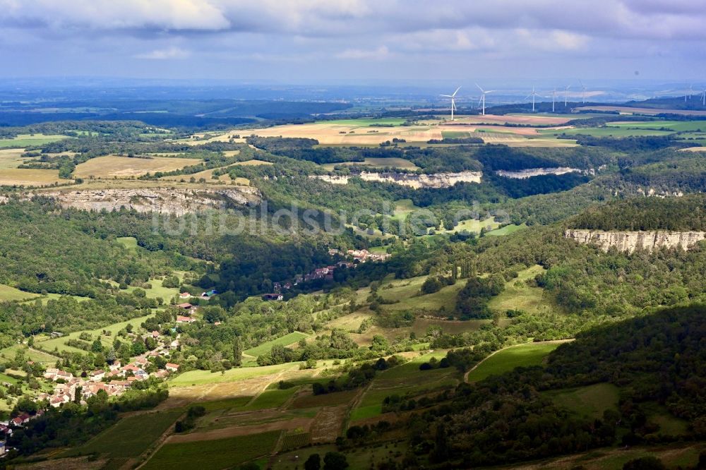Luftbild Cormot-Vauchignon - Von Bergen umsäumte Tallandschaft Cirque du Bout du Monde in Cormot-Vauchignon in Bourgogne-Franche-Comte, Frankreich