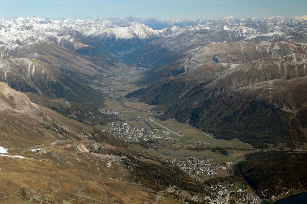 Sankt Moritz von oben - Von Bergen umsäumte Tallandschaft im Engadin bei Sankt Moritz und Samedan im Kanton Graubünden, Schweiz