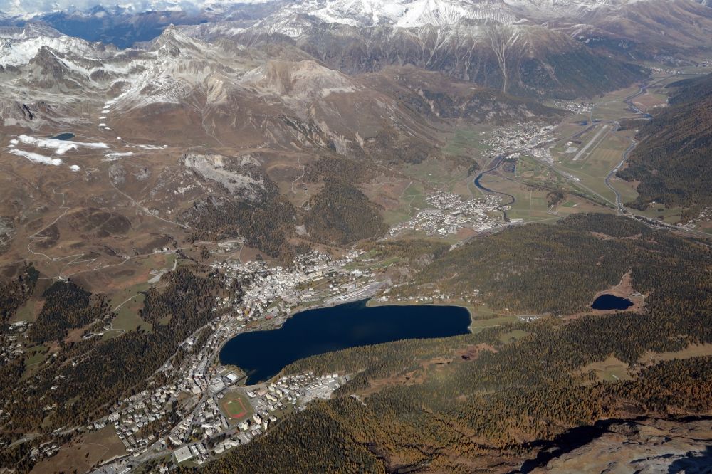 Luftbild Sankt Moritz - Von Bergen umsäumte Tallandschaft im Engadin bei Sankt Moritz und Samedan im Kanton Graubünden, Schweiz