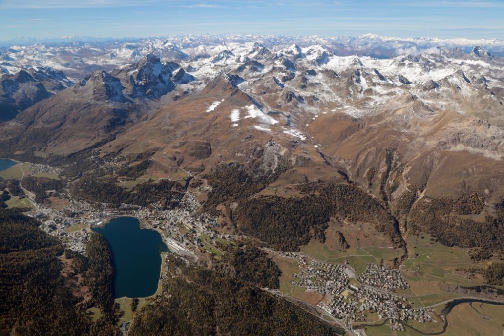 Luftaufnahme Sankt Moritz - Von Bergen umsäumte Tallandschaft im Engadin bei Sankt Moritz und Samedan im Kanton Graubünden, Schweiz