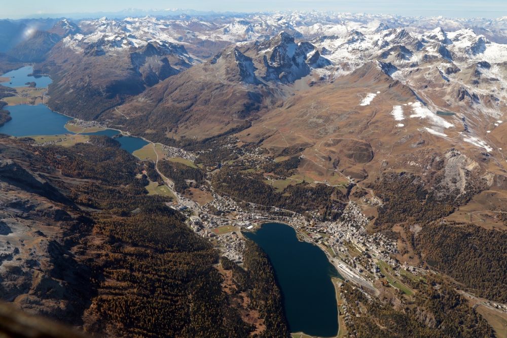 Sankt Moritz von oben - Von Bergen umsäumte Tallandschaft im Engadin bei Sankt Moritz und Silvaplana im Kanton Graubünden, Schweiz