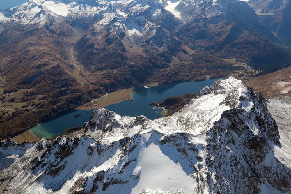 Luftbild Sils im Engadin/Segl - Von Bergen umsäumte Tallandschaft im Engadin mit Silsersee und dem Gipfel vom Piz Lagrev in Sils im Kanton Graubünden, Schweiz