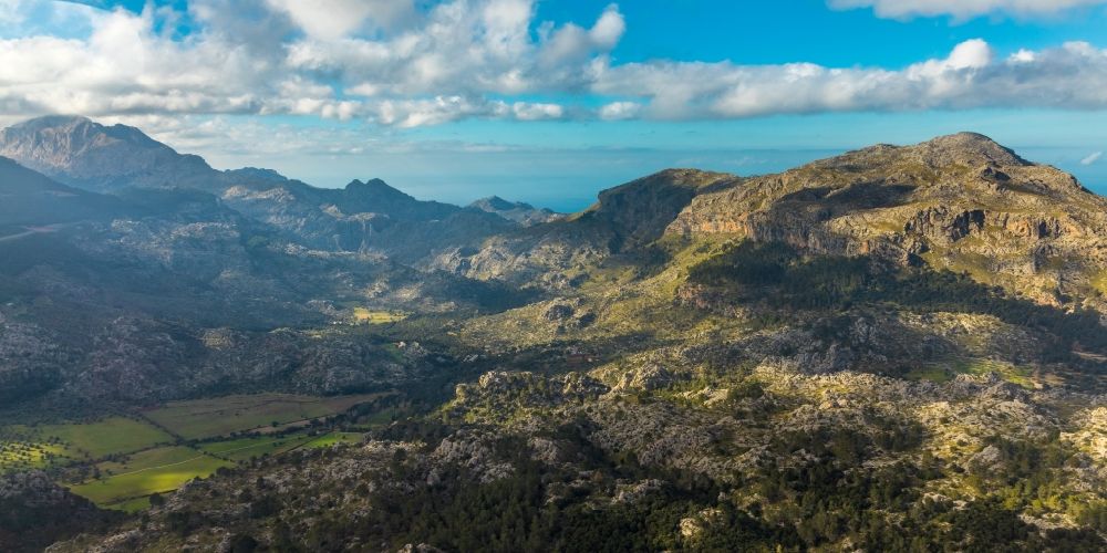 Escorca aus der Vogelperspektive: Von Bergen umsäumte Tallandschaft in Escorca in Balearische Insel Malorca, Spanien