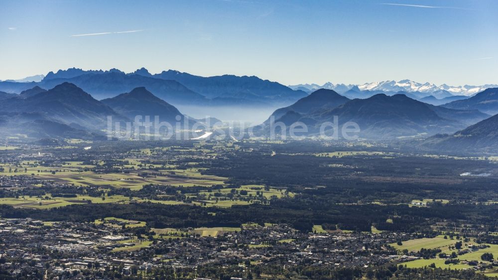 Luftaufnahme Flintsbach am Inn - Von Bergen umsäumte Tallandschaft in Flintsbach am Inn im Bundesland Bayern, Deutschland