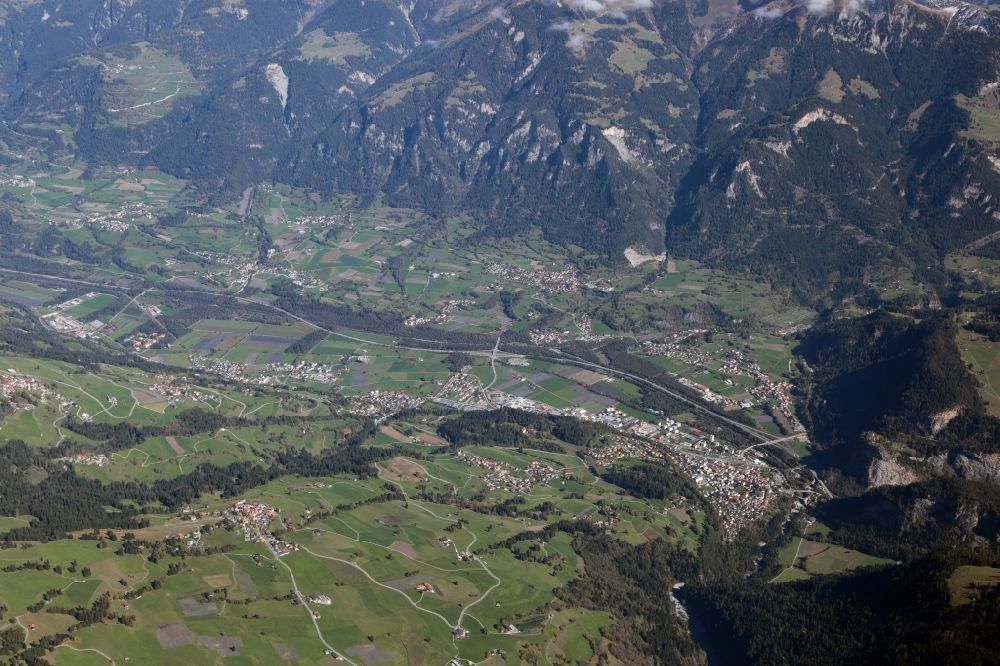Thusis von oben - Von Bergen umsäumte Tallandschaft des Hochrheintal in Thusis im Kanton Graubünden, Schweiz