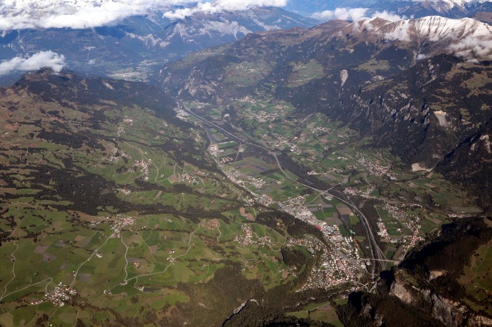 Thusis aus der Vogelperspektive: Von Bergen umsäumte Tallandschaft des Hochrheintal in Thusis im Kanton Graubünden, Schweiz