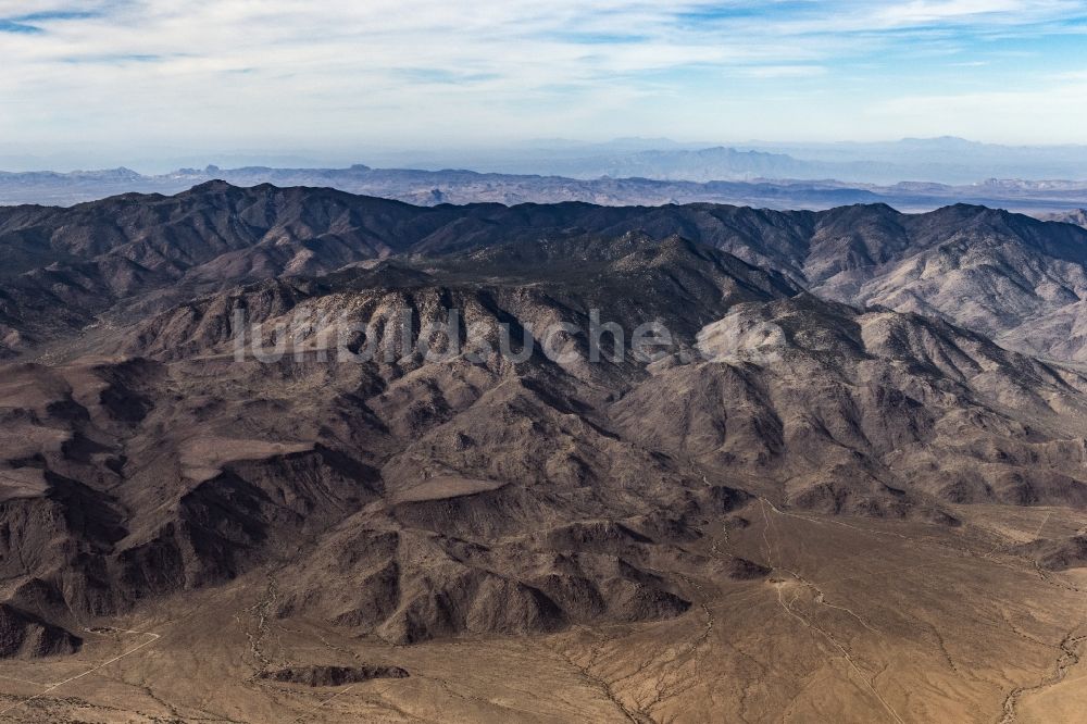 Luftaufnahme Hualapai - Von Bergen umsäumte Tallandschaft in Hualapai in Arizona, USA
