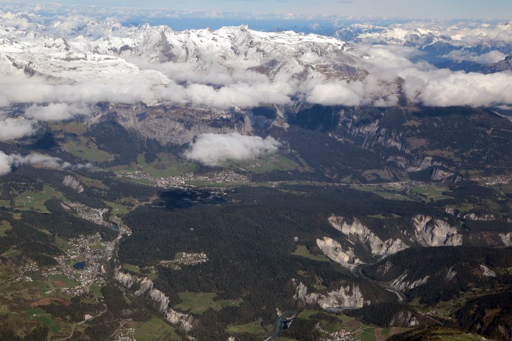 Luftbild Laax - Von Bergen umsäumte Tallandschaft in Laax im Kanton Graubünden, Schweiz