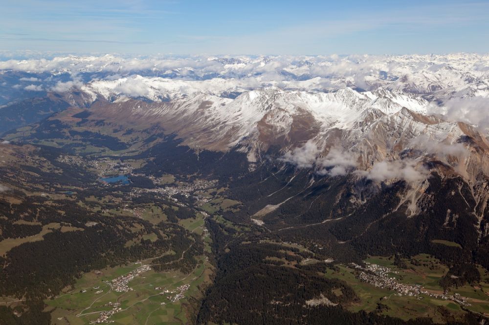 Luftbild Lenzerheide - Von Bergen umsäumte Tallandschaft in Lenzerheide im Kanton Graubünden, Schweiz