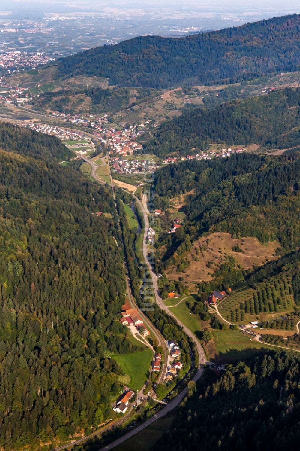 Lautenbach von oben - Von Bergen umsäumte Tallandschaft mit B38, Mühlgraben und Renchtalbahn in Lautenbach im Bundesland Baden-Württemberg, Deutschland