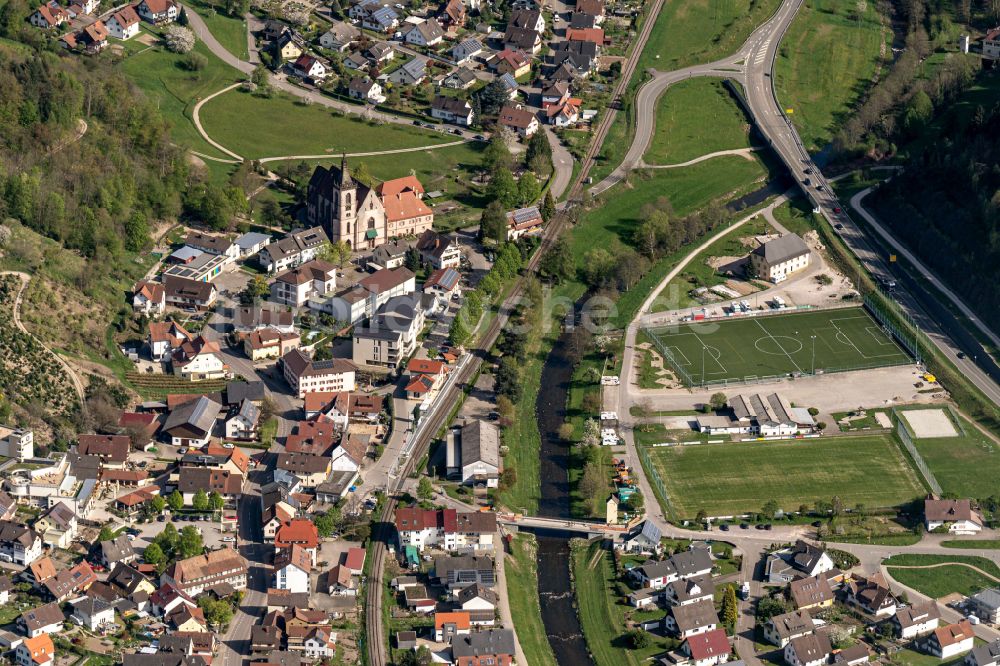Luftbild Lautenbach - Von Bergen umsäumte Tallandschaft mit B38, Mühlgraben und Renchtalbahn in Lautenbach im Bundesland Baden-Württemberg, Deutschland