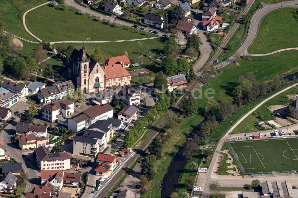 Luftaufnahme Lautenbach - Von Bergen umsäumte Tallandschaft mit B38, Mühlgraben und Renchtalbahn in Lautenbach im Bundesland Baden-Württemberg, Deutschland