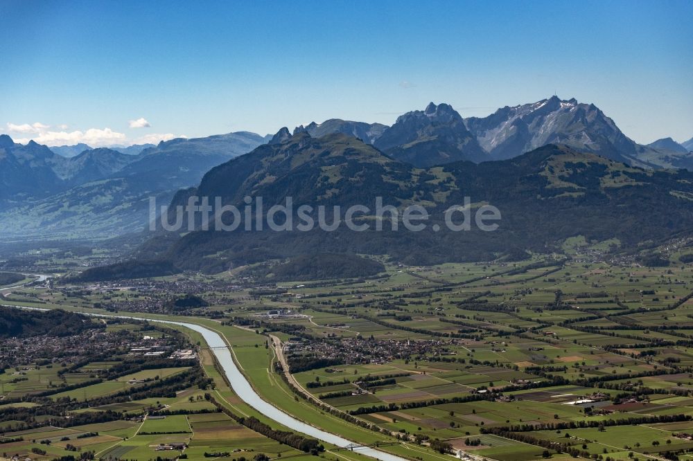 Luftbild Oberriet - Von Bergen umsäumte Tallandschaft in Oberriet im Kanton Sankt Gallen, Schweiz