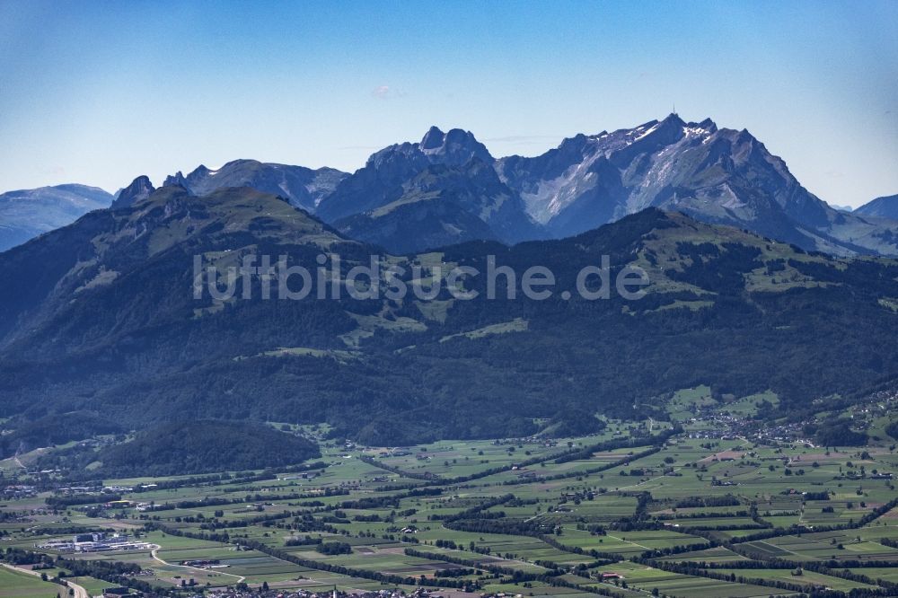 Luftaufnahme Oberriet - Von Bergen umsäumte Tallandschaft in Oberriet im Kanton Sankt Gallen, Schweiz