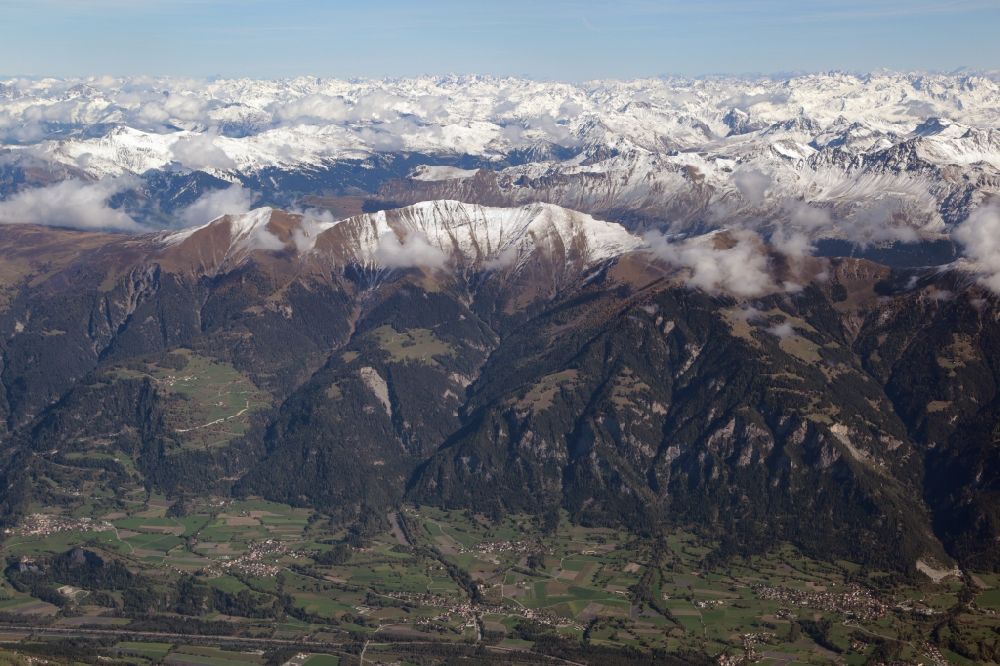 Paspels von oben - Von Bergen umsäumte Tallandschaft in Paspels im Kanton Graubünden, Schweiz