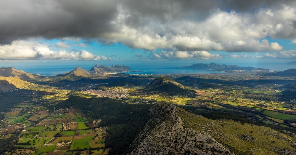 Luftaufnahme Pollensa - Von Bergen umsäumte Tallandschaft in Pollensa in Islas Baleares, Spanien