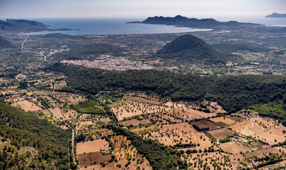 Luftbild Pollensa - Von Bergen umsäumte Tallandschaft in Pollensa in Islas Baleares, Spanien