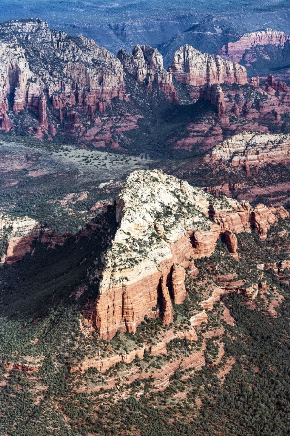 Sedona aus der Vogelperspektive: Von Bergen umsäumte Tallandschaft in Sedona in Arizona, USA