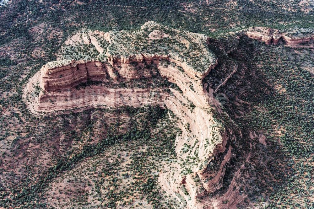 Luftaufnahme Sedona - Von Bergen umsäumte Tallandschaft in Sedona in Arizona, USA