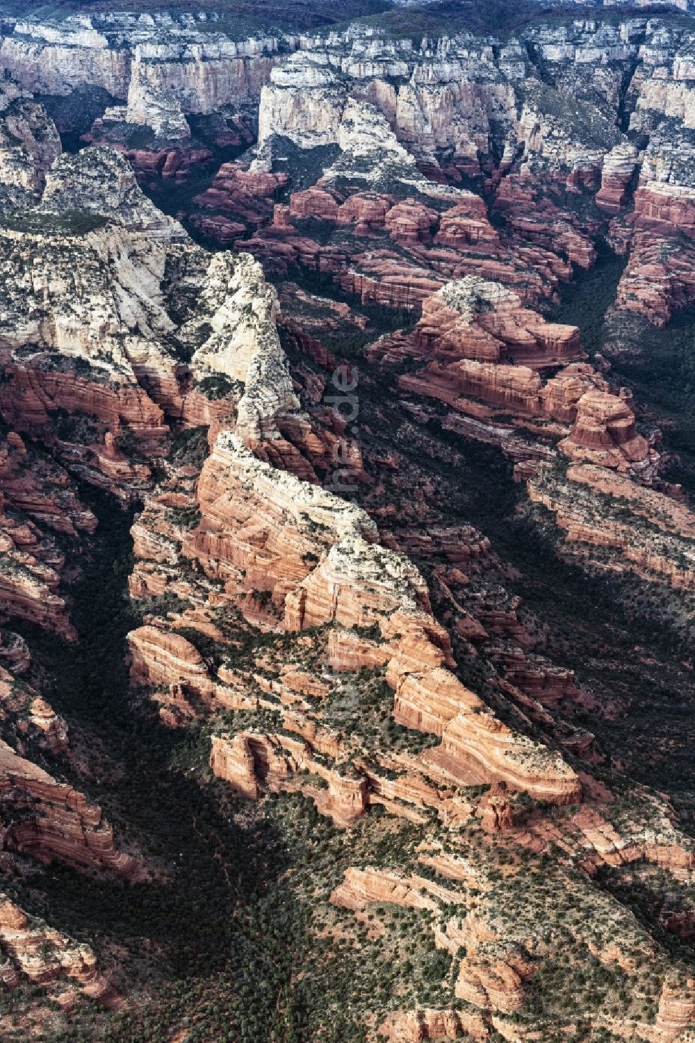 Sedona von oben - Von Bergen umsäumte Tallandschaft in Sedona in Arizona, USA