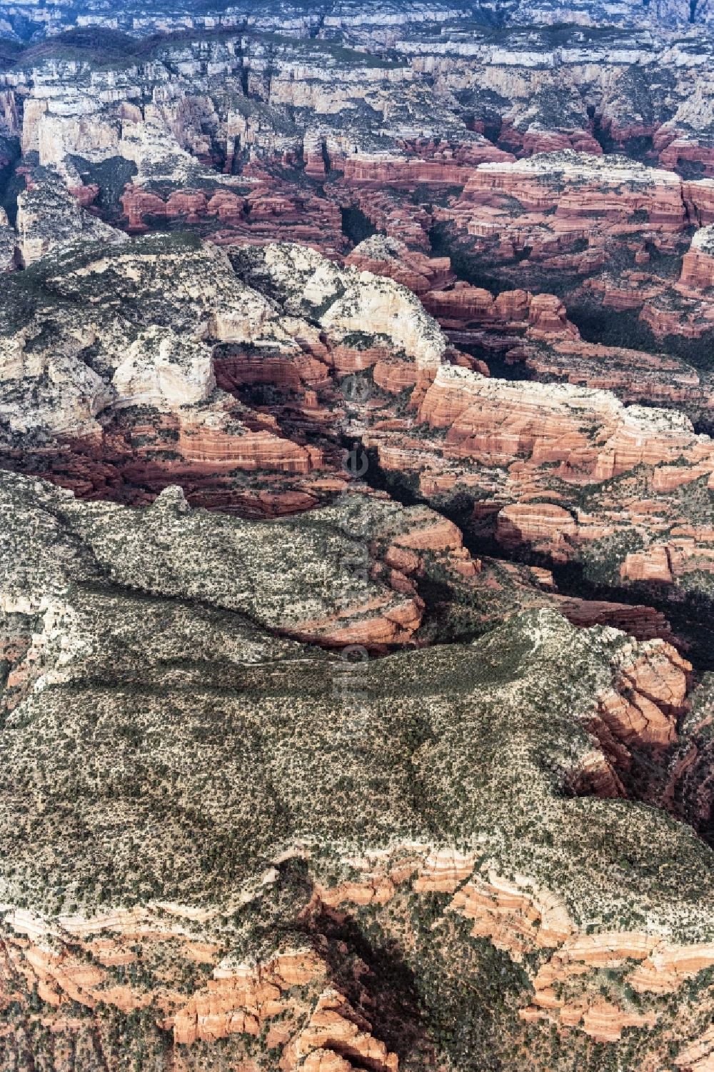 Luftbild Sedona - Von Bergen umsäumte Tallandschaft in Sedona in Arizona, USA