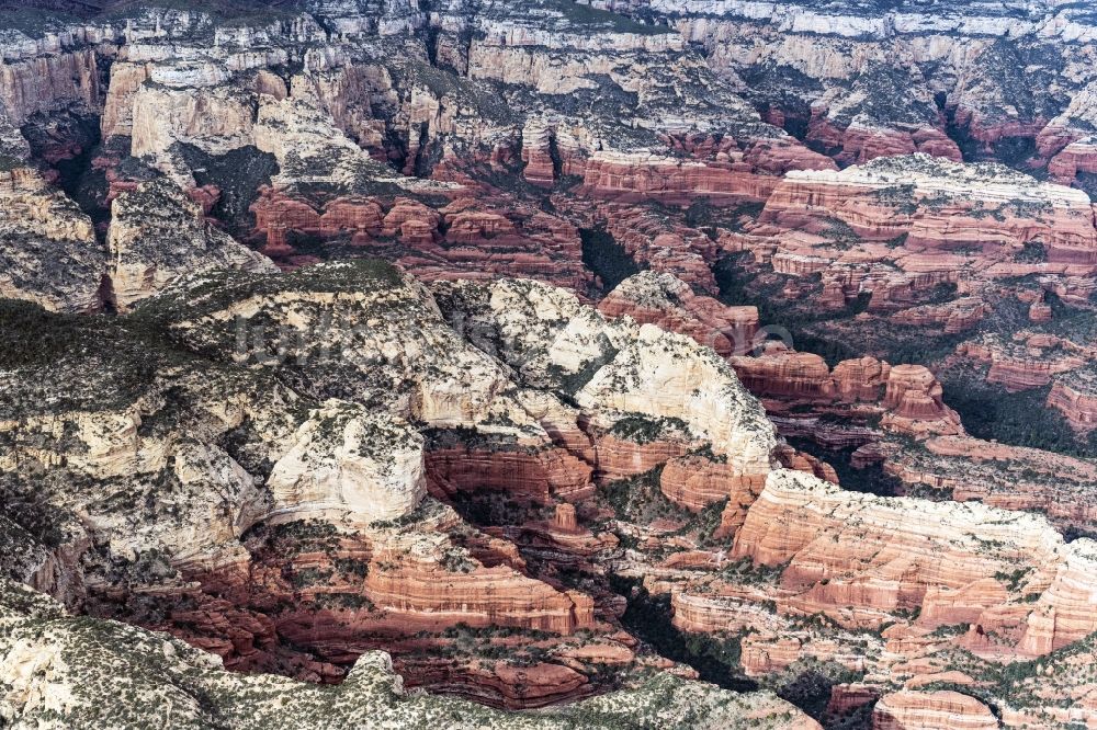 Luftaufnahme Sedona - Von Bergen umsäumte Tallandschaft in Sedona in Arizona, USA