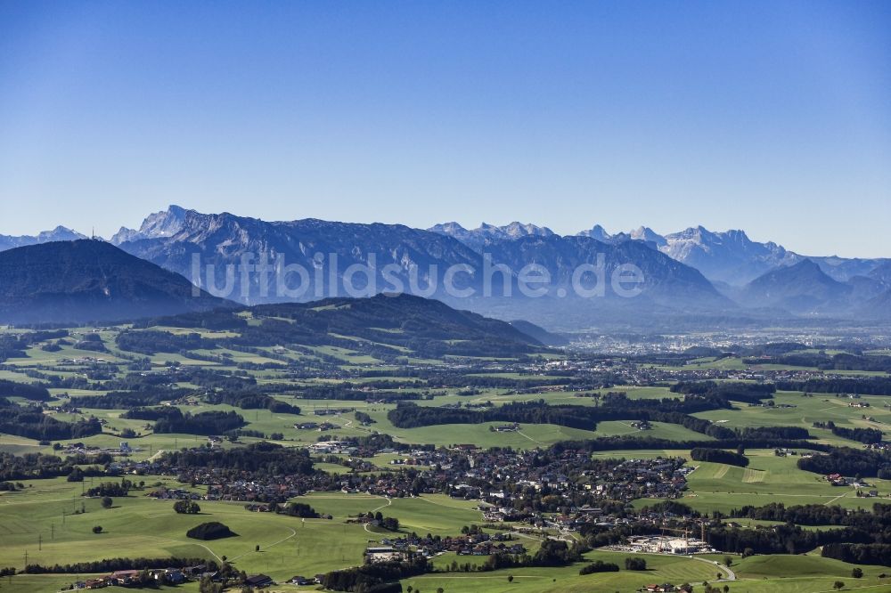 Luftaufnahme Weitenau - Von Bergen umsäumte Tallandschaft in Weitenau in Salzburg, Österreich
