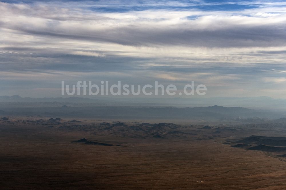 Luftaufnahme Yucca - Von Bergen umsäumte Tallandschaft in Yucca in Arizona, USA