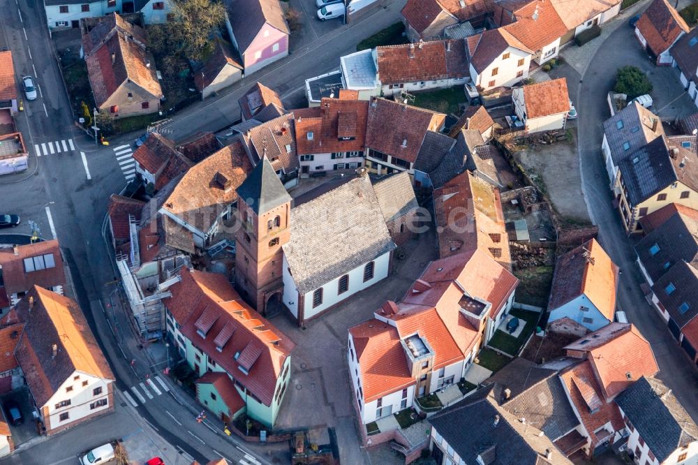 Luftbild Dossenheim-sur-Zinsel - Von einem Häusserring umgebene Lutherisch-protestantische Wehrkirche St. Leonhard in der Dorfmitte in Dossenheim-sur-Zinsel in Grand Est, Frankreich