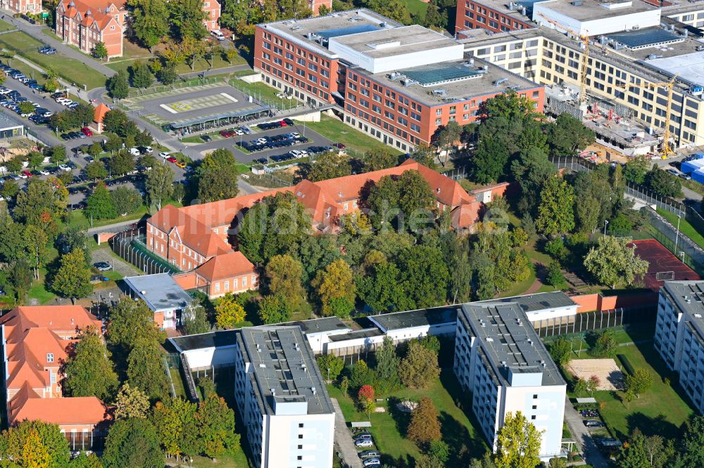 Luftaufnahme Berlin - Von Sicherheitsumzäunung umgebenes Gelände der Forensischen Klinik in Berlin, Deutschland