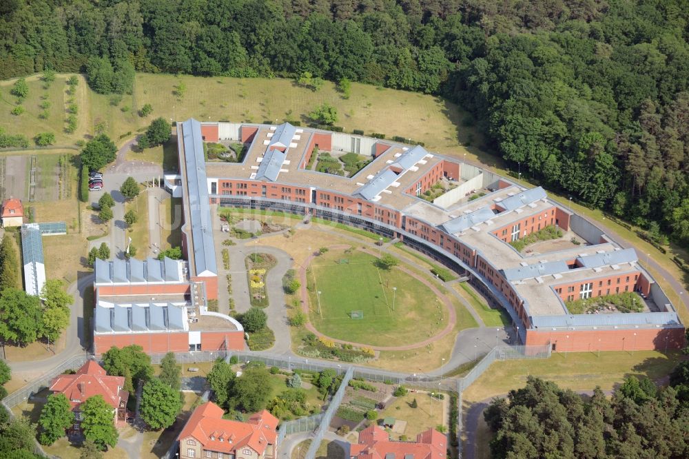 Uchtspringe von oben - Von Sicherheitsumzäunung umgebenes Gelände der Forensischen Klinik in Uchtspringe im Bundesland Sachsen-Anhalt