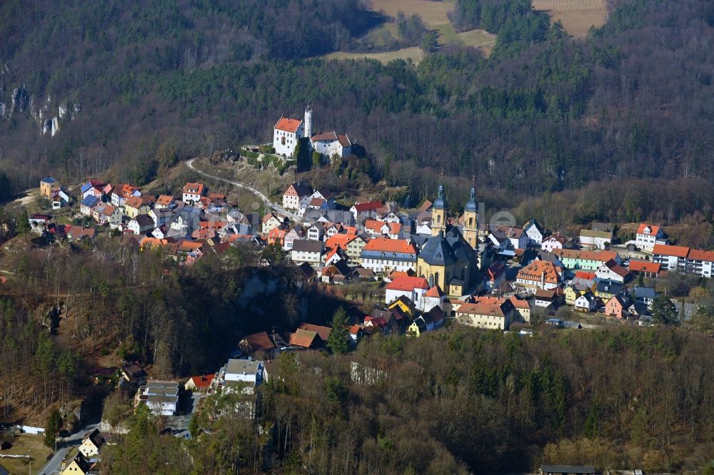 Gößweinstein aus der Vogelperspektive: Von Wald und Bergen umgebene Ortsansicht in Gößweinstein im Bundesland Bayern, Deutschland