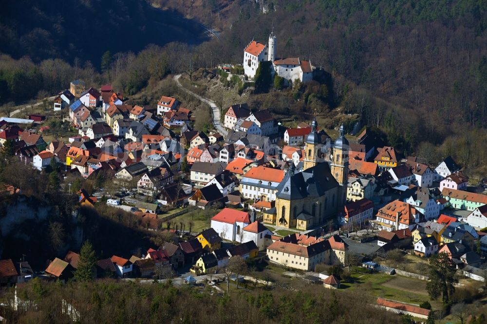 Luftaufnahme Gößweinstein - Von Wald und Bergen umgebene Ortsansicht in Gößweinstein im Bundesland Bayern, Deutschland