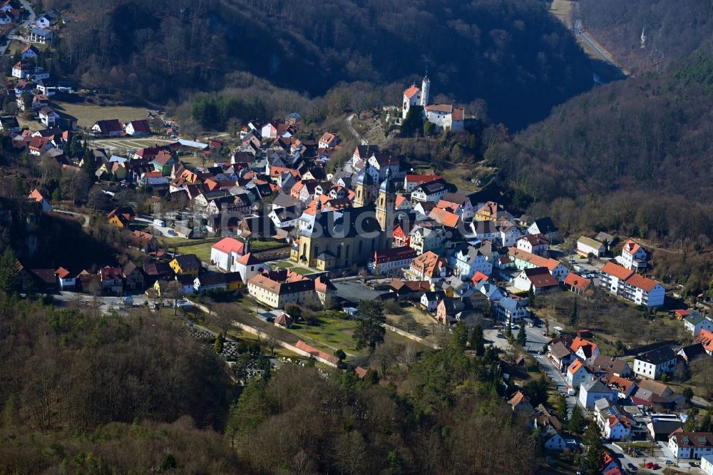 Gößweinstein von oben - Von Wald und Bergen umgebene Ortsansicht in Gößweinstein im Bundesland Bayern, Deutschland