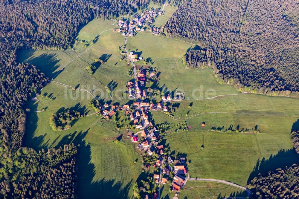 Luftbild Aichelberg - Von Wald umgebene Ortsansicht in Aichelberg im Bundesland Baden-Württemberg, Deutschland