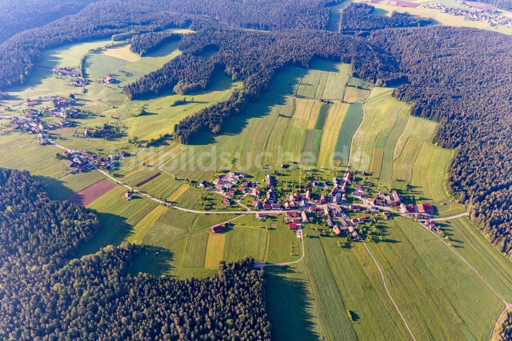 Luftaufnahme Aichelberg - Von Wald umgebene Ortsansicht in Aichelberg im Bundesland Baden-Württemberg, Deutschland