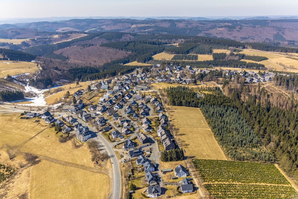 Luftaufnahme Altastenberg - Von Wald umgebene Ortsansicht in Altastenberg im Bundesland Nordrhein-Westfalen, Deutschland