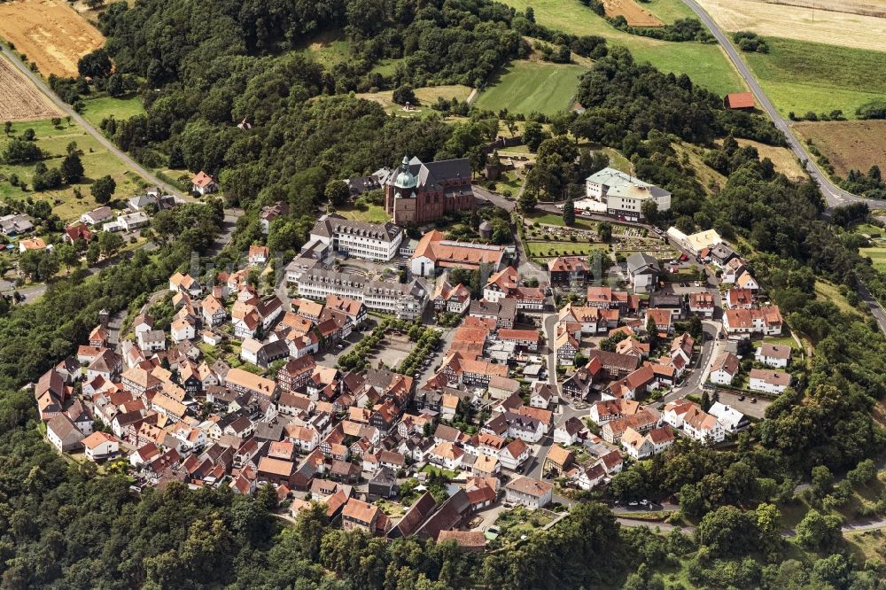 Luftaufnahme Amöneburg - Von Wald umgebene Ortsansicht in Amöneburg im Bundesland Hessen, Deutschland