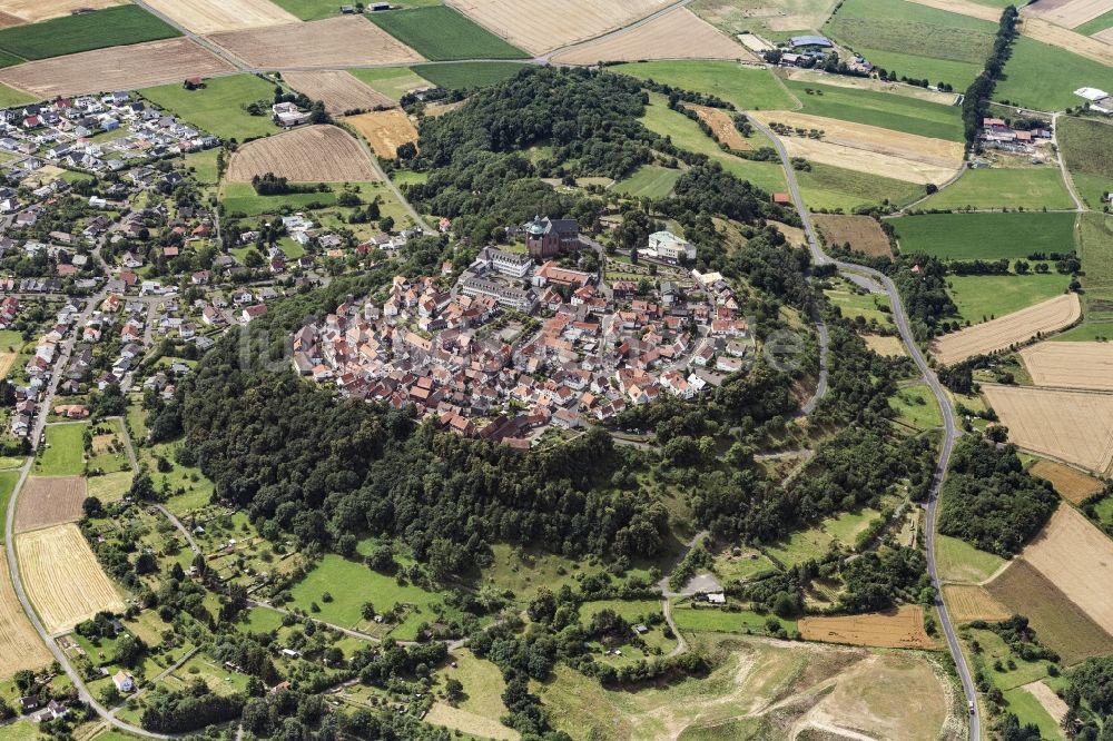 Amöneburg aus der Vogelperspektive: Von Wald umgebene Ortsansicht in Amöneburg im Bundesland Hessen, Deutschland