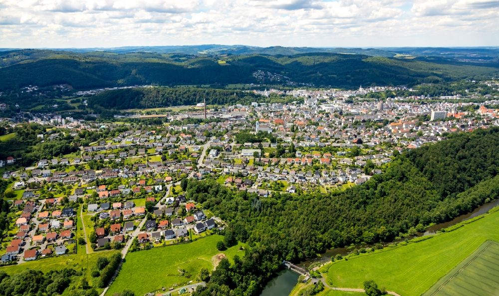 Luftbild Arnsberg - Von Wald umgebene Ortsansicht in Arnsberg im Bundesland Nordrhein-Westfalen, Deutschland