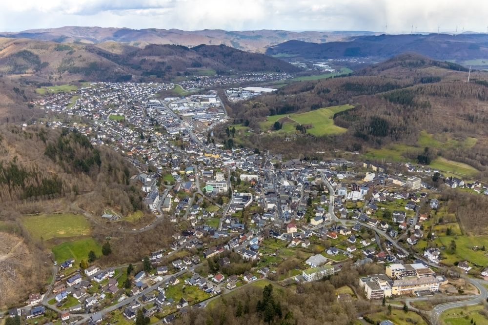 Luftbild Bad Laasphe - Von Wald umgebene Ortsansicht in Bad Laasphe im Bundesland Nordrhein-Westfalen, Deutschland