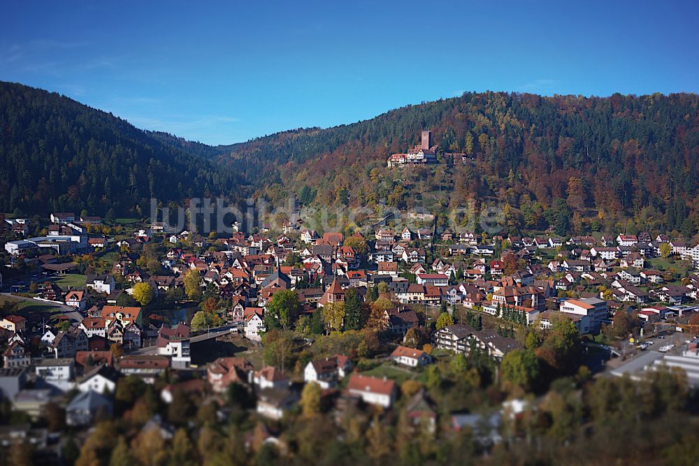 Luftaufnahme Bad Liebenzell - Von Wald umgebene Ortsansicht in Bad Liebenzell im Bundesland Baden-Württemberg, Deutschland
